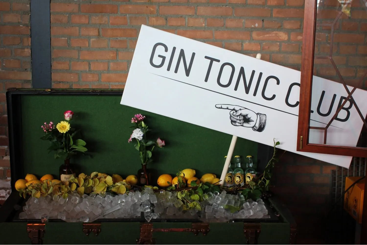 A sign that says Gin Tonic Club